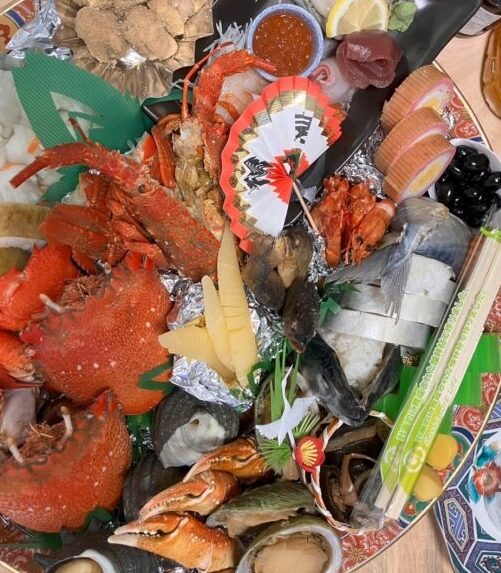 親族が集まるお正月や冠婚葬祭などで、昔から愛される郷土料理「皿鉢」の写真になります！地域や季節・提供されるお店によって、一品一品は異なりますが、大皿に盛りつけされた、山の幸 川の幸 海の幸、高知の食への拘りは、すべてがこの画像に収まっているように思います。