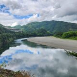 いの町と日高村に架かる生活道路、名越屋沈下橋付近の仁淀川です。仁淀ブルー観光で、屋形船仁淀川さんの遊覧を体験したり、その周辺のうどん屋「八番倉庫」さんを散策できる観光プランになっています！
