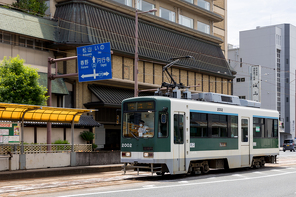 ホテル 城西館の前を運行する路面電車「とさでん交通」