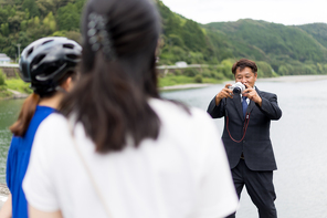 お客様の思い出を写真撮影する様子。仁淀川観光のタクシー