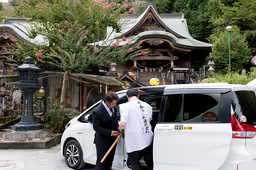 遍路タクシーへのお遍路さんが乗車