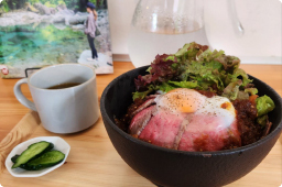 高知グルメも穴場スポットもお任せ!CAFEandBEEFかる「ローストビーフ丼」(仁淀川めぐり)