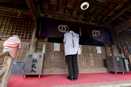 本堂で般若心経を拝む。清瀧寺
